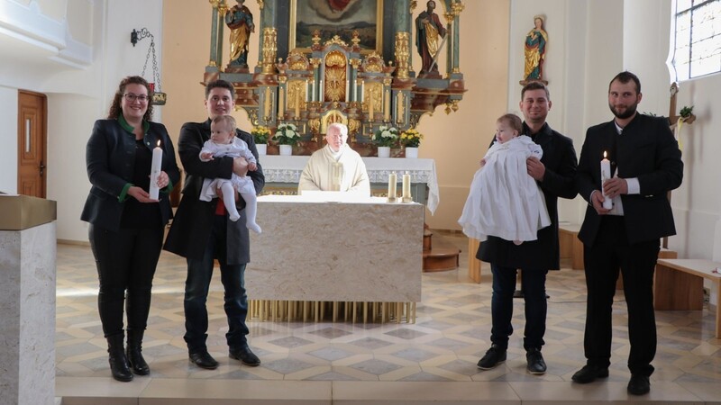 Die Zwillinge Rosina Susanne und Franziska Maria Stelzl aus Miltach wurden in der Pfarrkirche St. Elisabeth Blaibach getauft.