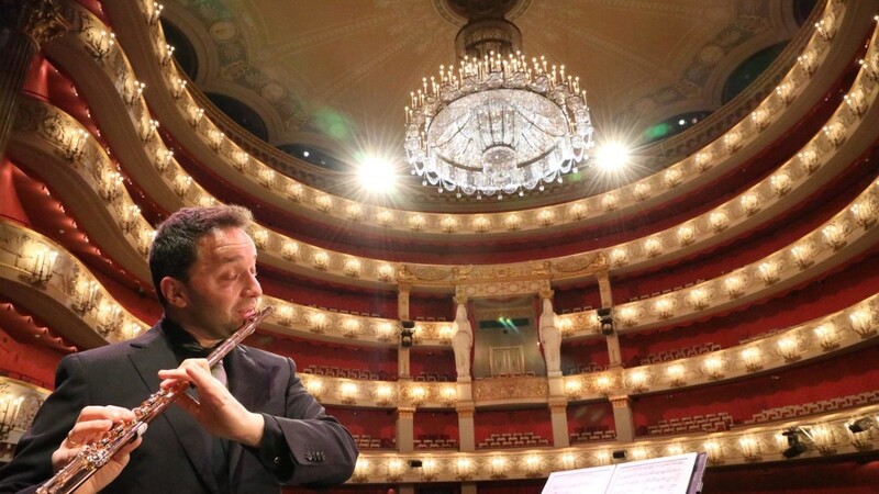 Der Flötist Paolo Taballione im Nationaltheater.