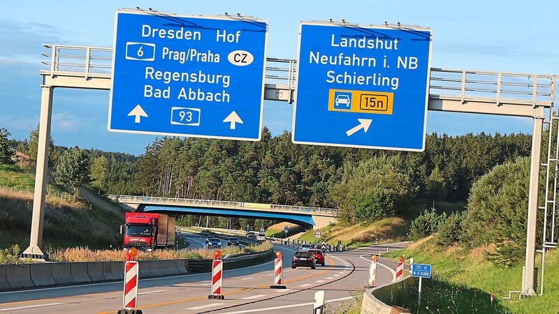 Zwischen dem Dreieck Saalhaupt (Bild) und der Anschlussstelle Bad Abbach kommt es ab Samstag zu Behinderungen. Wegen der Fortsetzung der Böschungsarbeiten steht nur ein Fahrstreifen zur Verfügung.