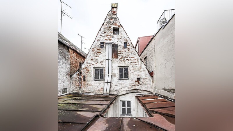 Ein Foto aus der Ausstellung zeigt den Dreiecksgiebel des Hauses Neustadt 524 von der rückwärtigen Seite.