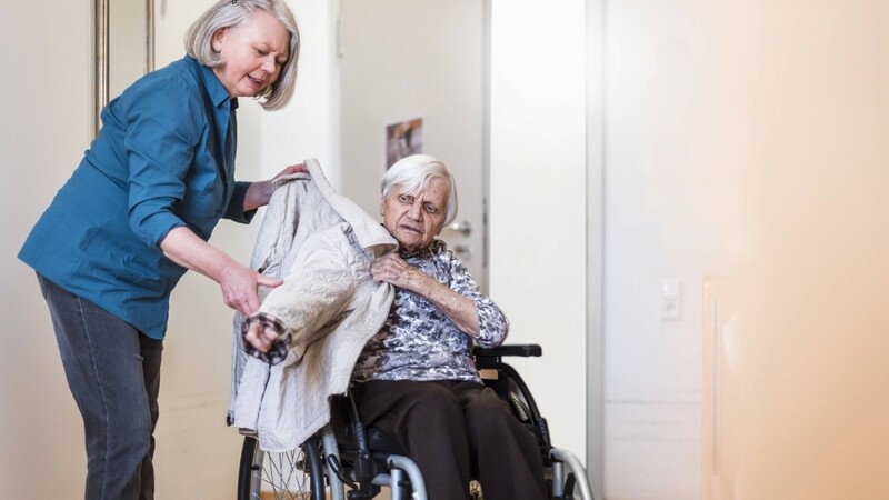 Eine Angehörige hilft einer älteren Frau beim Anziehen. In der Pflegeist oft viel Geduld mit den Betroffenen gefragt.