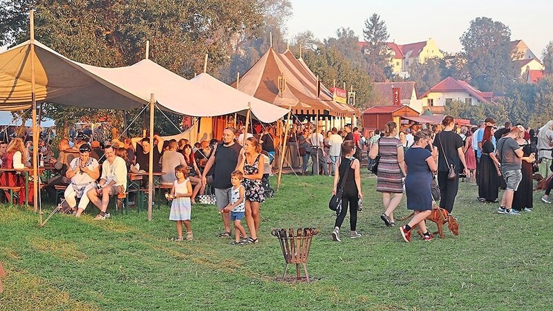 Der Mittelaltermarkt bietet den Besuchern gemütliches Zusammensein im Zeltlager.
