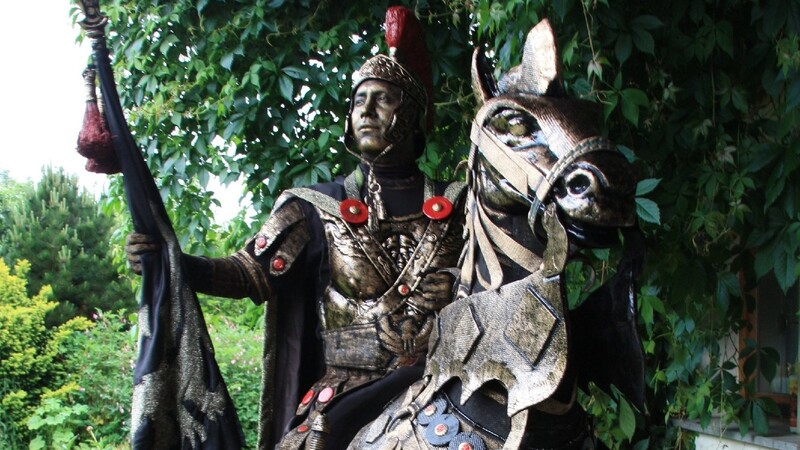 Dieser Centurio auf seinem Pferd ist eine lebende Statue und hat die Terrasse der Familie Aigner in Kirchaitnach "erobert".