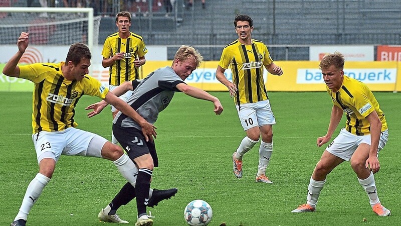In der Liga holte sich die DJK Vilzing (gelbe Trikots) am dritten Spieltag in Burghausen mit einer starken Leistung die Punkte. Heute im Pokal werden die Karten neu gemischt.