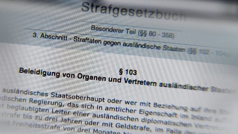 Der Paragraf 103 StGB über die Beleidigung von Organen und Vertretern ausländischer Staaten, fotografiert am 13.04.2016 in Berlin auf einem Bildschirm durch eine Brille.