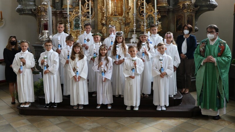 15 Kinder aus der Pfarrei Bad Kötzting, neun Mädchen und sechs Buben, empfingen am Sonntag die Erstkommunion. Mit im Bild die beiden Klassenlehrerinnen und rechts Stadtpfarrer Herbert Mader.