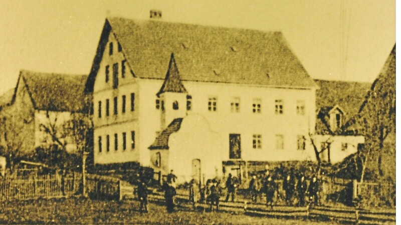 Die Kapelle von Hemhausen im Jahr 1924 vor der Brauereigastwirtschaft Kaindl.