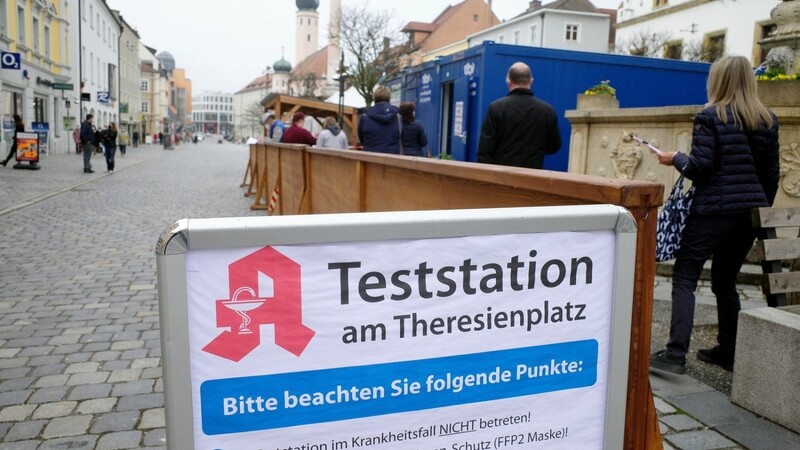 Trotz Schließung verschiedener Einzelhandelsgeschäfte durch die "dreimal über 200"-Regel, wird die Teststation am Theresienplatz weiter betrieben.