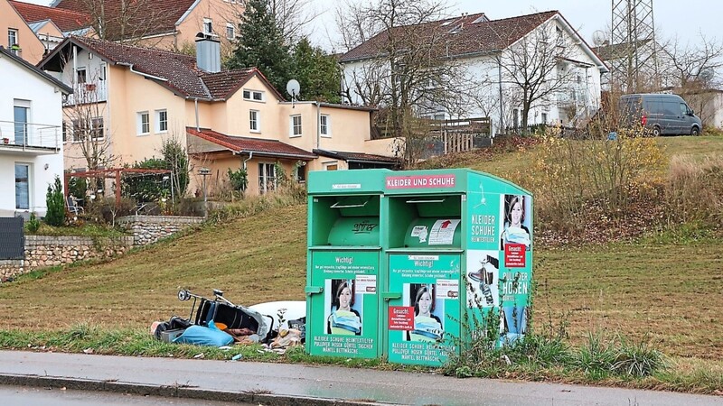 Der Altkleider-Container in der Mainburger Ringstraße werd ständig als Müllabladeplatz missbraucht.