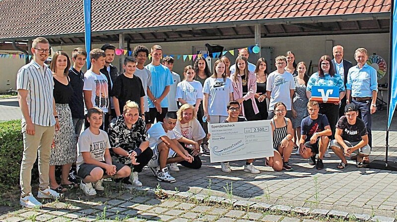 Nach dem Erfolg bei einem Finanzquiz-Wettbewerb gab es für die Schüler der neunten Klassen ein Fest bei der Raiffeisenbank.