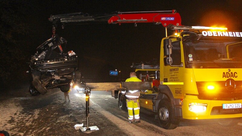 Die Feuerwehren mussten am Samstagabend zu einem schweren Unfall auf der A3 ausrücken. Ein BMW war im Bereich Universität Regensburg von der Autobahn geschlittert und hatte sich in der Folge mehrfach überschlagen.