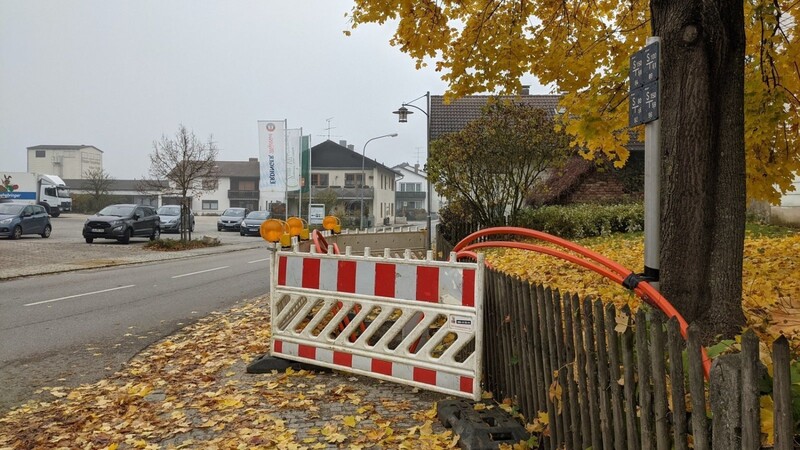 Noch begegnet man in Altfraunhofen immer wieder kleinen Baustellen für den bereits lang erwarteten Breitband-Ausbau.