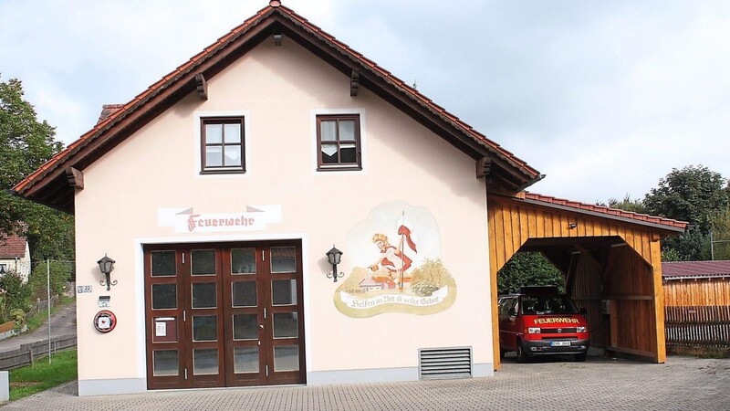 Das Feuerwehrhaus in Schillertswiesen hat dank Eigenleistung der Mitglieder einen Anbau erhalten, in dem das Mehrzweckfahrzeug steht, das bisher die Feuerwehr Zell im Einsatz hatte.