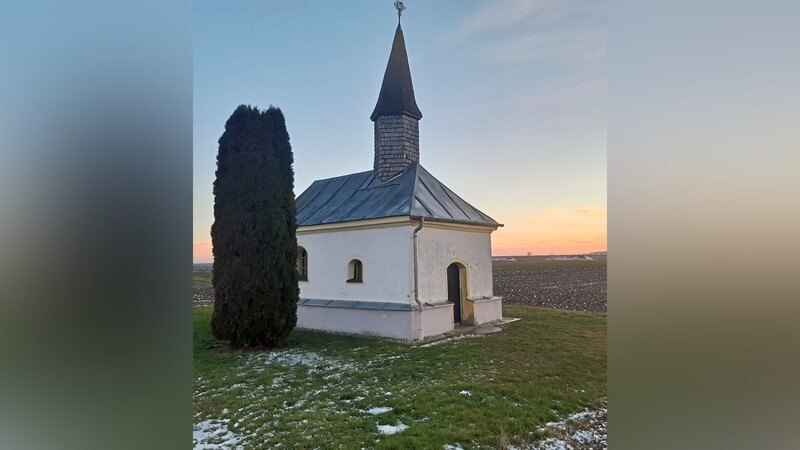 Die Pestkapelle im Süden der Gemeindeflur von Straßkirchen, die im Jahr 1845 von der Pfarrgemeinde errichtet wurde und an die zahlreichen Opfer der Seuche erinnern soll.