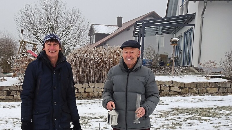 Stefan und Richard Stummer betreuen seit 2000 die Niederschlagsmessstelle in Langquaid.