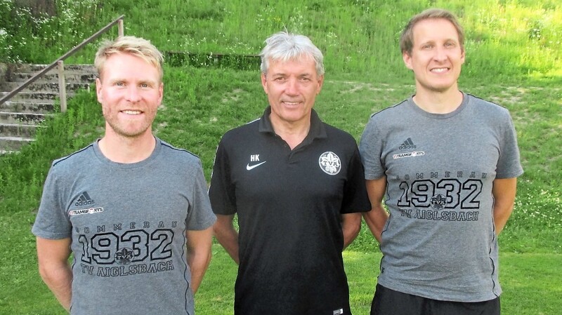 Aiglsbachs Sportlicher Leiter Heiner Kaltenecker (mitte) mit dem neuen Trainergespann Benjamin Federauer (rechts) und Florian Galster.
