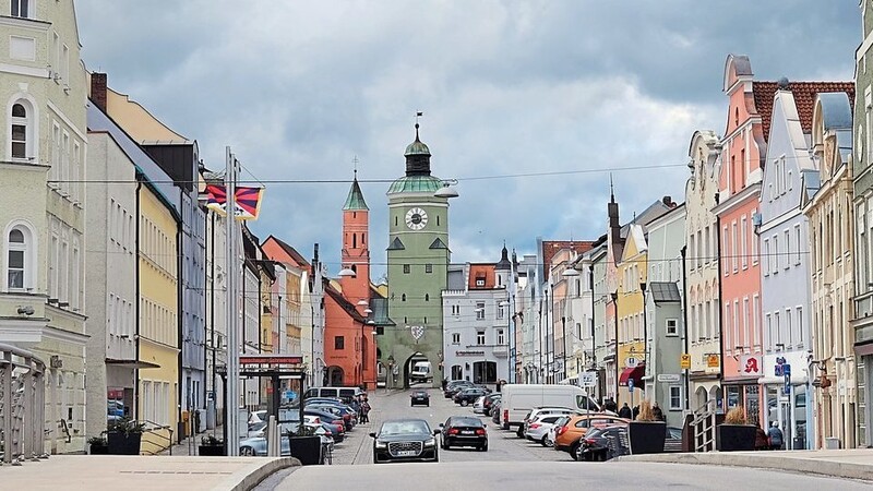 Der Stadtplatz von Vilsbiburg: Das Turmpaar ist auch ein Symbol dafür, dass in Vilsbiburg gern und viel gefeiert wird.