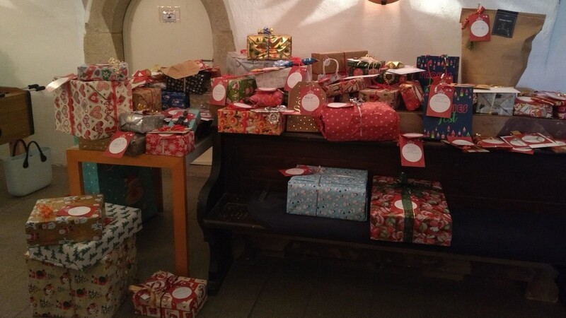 Am Mittwochvormittag wurden die liebevoll dekorierten Päckchen aus der Aktion "Viechtacher Weihnachtskugel" in den Räumen des alten Pfarrhofs verteilt.
