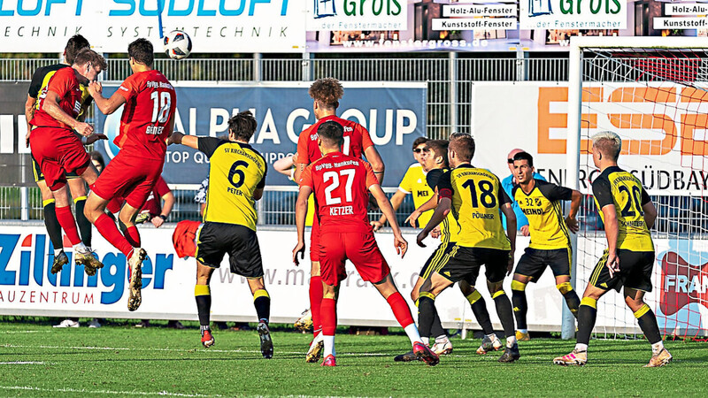 Gemessen an der Chancenverteilung hätte Hankofen (in rot) gegen Kirchanschöring eigentlich gewinnen müssen, so war es in dieser Saison der erste Punktverlust im heimischen Stadion.