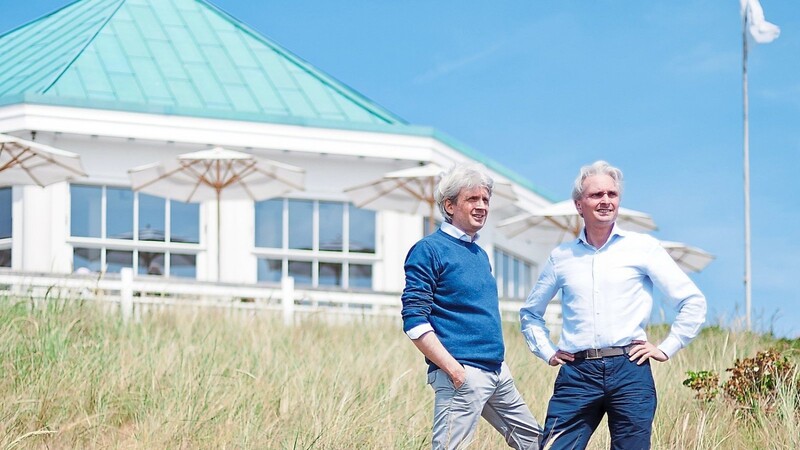 Mit Blick aufs Meer: Marc (links) und Jens Brune vor der "Marienhöhe".