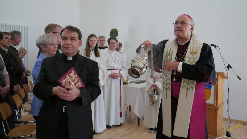 Bischof Dr. Rudolf Voderholzer hat in Oberried das neu erbaute Pfarr- und Jugendheim gesegnet.