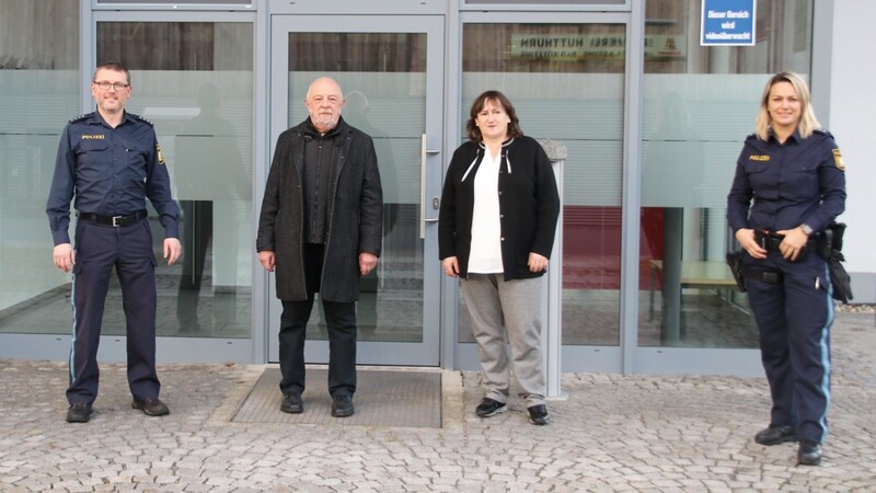 MdB Marianne Schieder besuchte zusammen mit Wolfgang Kerscher die Polizeiwache in Bad Kötzting. Mit auf dem Bild stellvertretender Leiter Josef Weindl und PHK Bianca Drechsel.