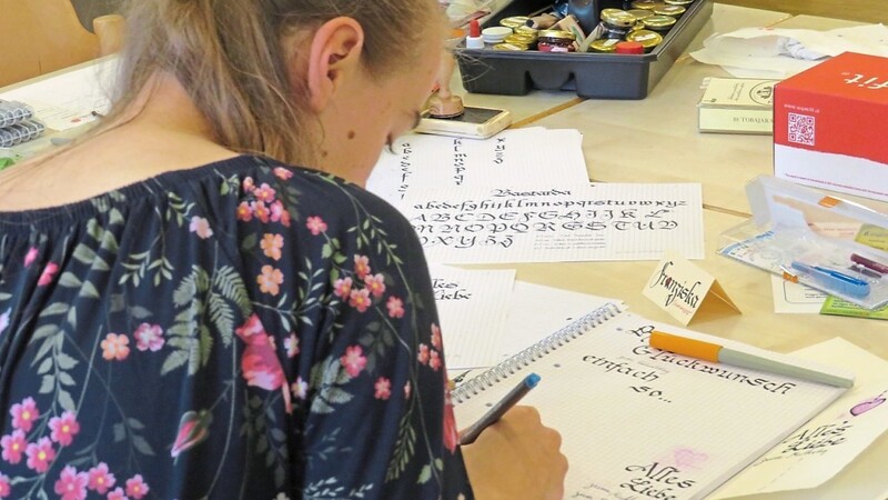 Die Kunst der Kalligraphie kann man in Au in der Hallertau bei einem Workshop erlernen.