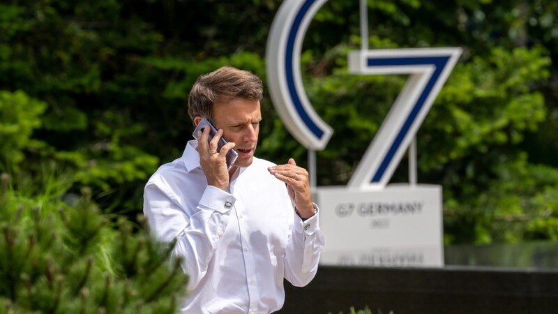 Emmanuel Macron, Präsident von Frankreich, telefoniert hier zwar nicht mit Wladimir Putin, sondern beim G7-Gipfel in einer Pause. Dennoch scheinen seine vielfältigen diplomatischen Bemühungen gegenüber dem russischen Präsididenten gescheitert.