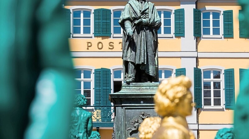 So wie hier auf dem Münsterplatz in Bonn sollte Ludwig van Beethoven anlässlich seines 250. Geburtstags 2020 auch im Landkreis Kelheim ein Denkmal gesetzt werden. Doch die Konzertreihe musste wegen der Corona-Pandemie abgesagt werden.