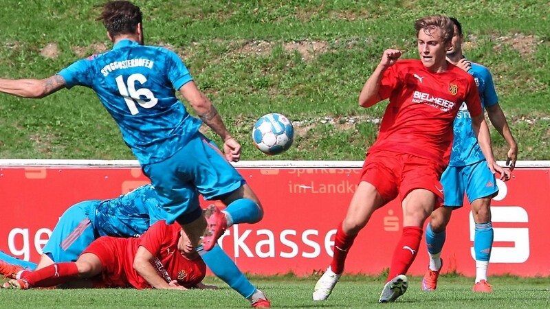 Durch den 1:0-Sieg beim 1. FC Bad Kötzting zog die Spvgg Osterhofen (blaue Trikots) in der Tabelle der Landesliga Mitte am Gegner vorbei.