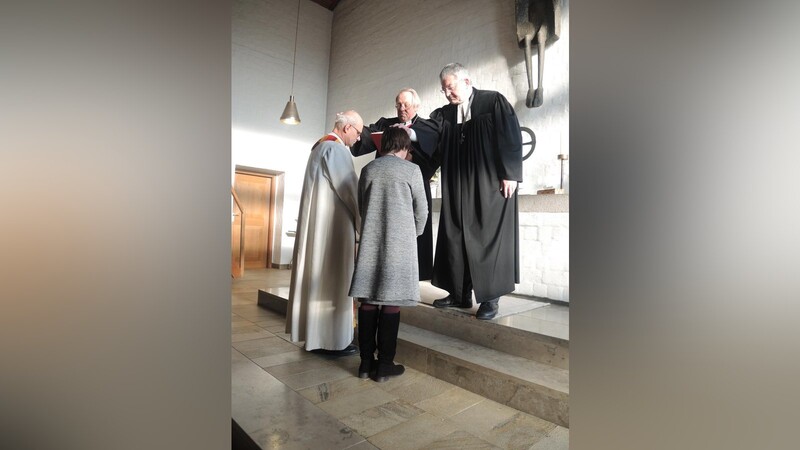 Dekan Eckhard Herrmann und Dr. Breitenbach ( von links) entpflichteten den Diakon( ganz links), der mit seiner Frau Ingeborg am Altar stand.