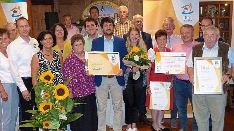 Die Schorndorfer Delegation konnte die Auszeichnung in Gold, ein Preisgeld von 500 Euro und die Berechtigung zur Teilnahme am Landesentscheid auf Bayernebene in Empfang nehmen.