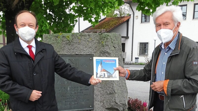 Das erste Exemplar von "Straßkirchen in Zeitungsartikeln" überreichte Willi Goetz an Bürgermeister Dr. Christian Hirtreiter (links).