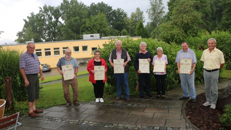 Mehrere Mitglieder der Freunde der Natur durften bei der Pfingstlstub'n Urkunden für 50-jährige Vereinszugehörigkeit entgegennehmen.