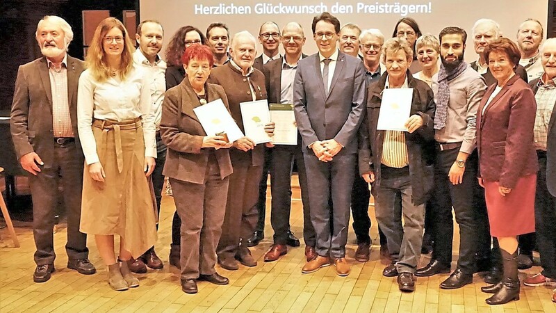 OB Moser (M.) und Umweltbeauftragte Watzek (2. v.l.) mit den Gewinnern.