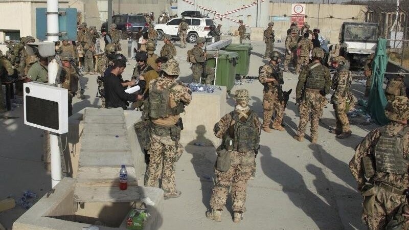 Britische und des US-amerikanische Soldaten bei der Evakuierung von Menschen aus Kabul.