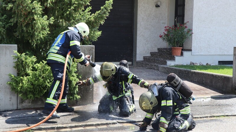 Zwei Einsatzkräfte der Freiwilligen Feuerwehr werden von möglichen Giftstoffen befreit.