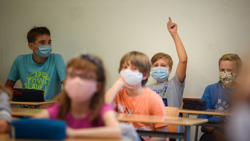 Masken sind derzeit fester Bestandteil im Klassenzimmer. Regelmäßiges Lüften gehört ebenfalls zum Schulalltag, doch der Gesamtelternbeirat der Stadt fordert einheitliche Regeln.
