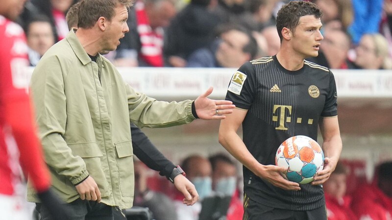 FC-Bayern-Trainer Julian Nagelsmann (l.) gibt Benjamin Pavard im Spiel gegen Mainz Anweisungen. Über die Leistung seiner Mannschaft ist er sichtlich bedient.