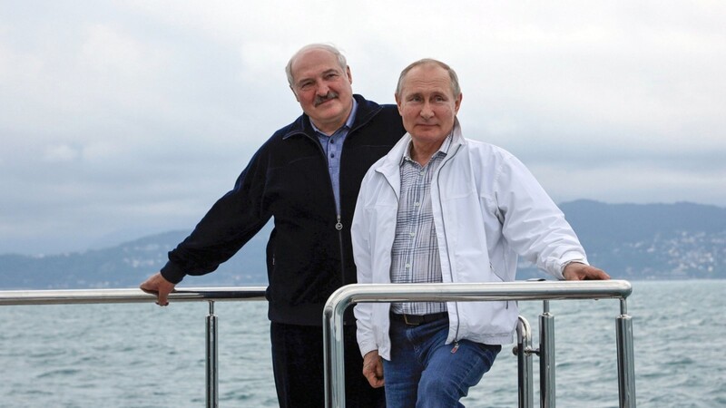 Russlands Präsident Wladimir Putin (r.) will das autoritär von Alexander Lukaschenko (l.) geführte Belarus bis Ende Juni mit einem Kredit in Höhe von 500 Millionen US-Dollar unterstützen.