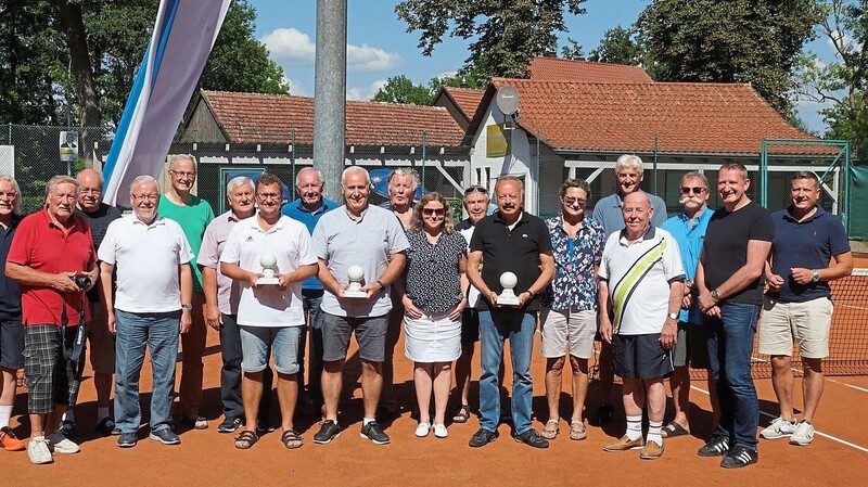 Gewinner (Mitte) und Teilnehmer des 36. Tennisturniers der Kommunalpolitiker, mit Organisator Harald Bauer (Vierter von rechts), Köferings Bürgermeister Armin Dirschl (links) und Alexander Wulf, Abteilungsleiter Tennis des SSV Köfering (Zweiter von links).