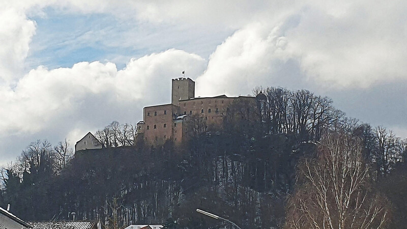 Die Falkensteiner Burg begleitet den Weg ein Stück.