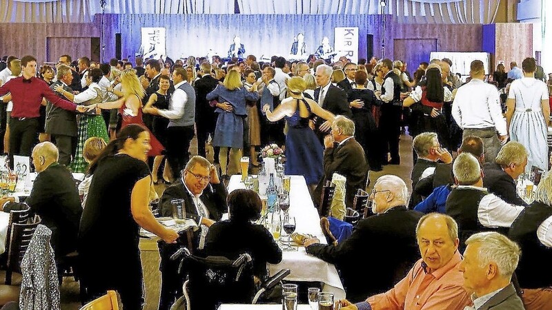 Heuer kamen mehr als 600 Besucher zum Jägerball in den Schubert-Saal in Osterhofen, im kommenden Jahr muss die Veranstaltung wegen der Corona-Pandemie ausfallen.