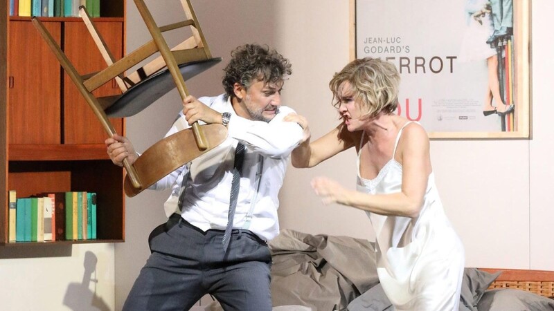 Eine Zimmerschlacht zwischen Jonas Kaufmann (Paul) und Marlis Petersen (Marietta) in Korngolds Oper "Die tote Stadt"