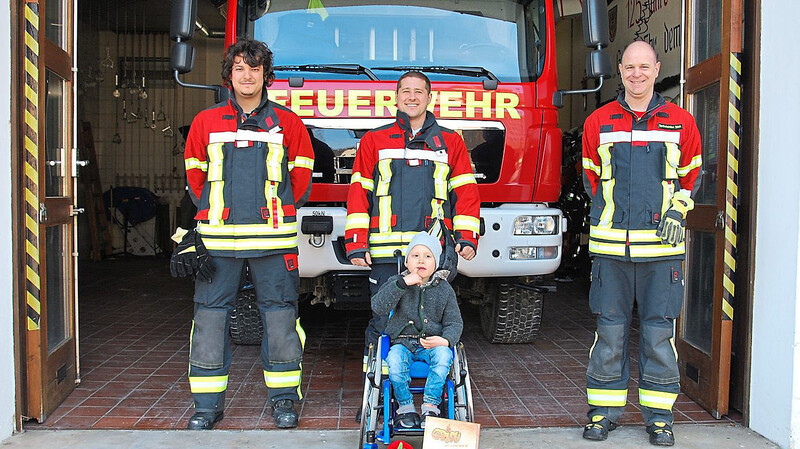 Die Aiglsbacher Feuerwehr zeigte sich großzügig und spende für Felix.