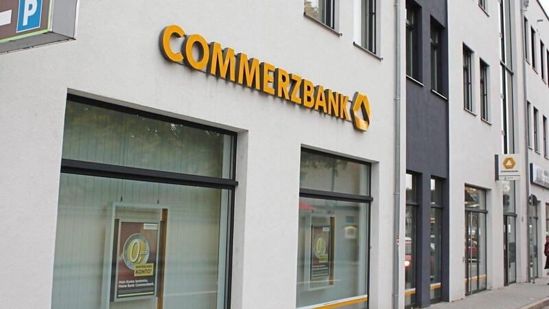 Sieben Commerzbank-Filialen gibt es im Landkreis Cham. Trotz bundesweiter Stellenstreichungen sollen sie erhalten bleiben.
