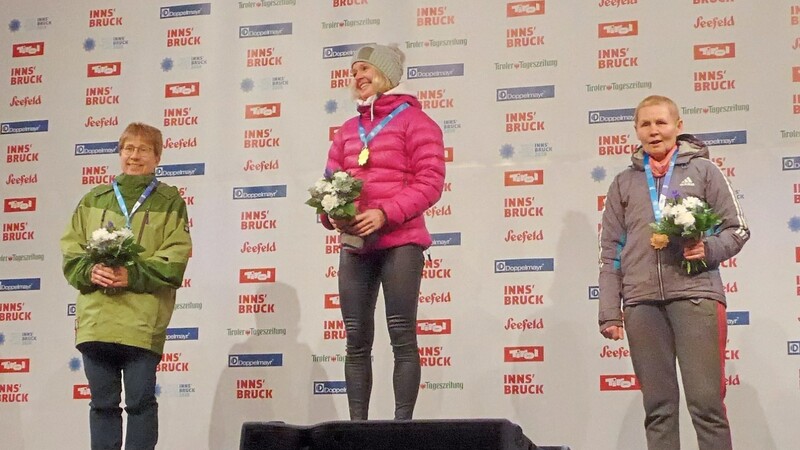 Die Siegerehrung über 15 Kilometer Klassisch fand in Seefeld statt, Siegerin war Ragnhild Bolstad (Norwegen) vor Christine Moors (l.) und der drittplatzierten Russin Galina Tubina (r.).
