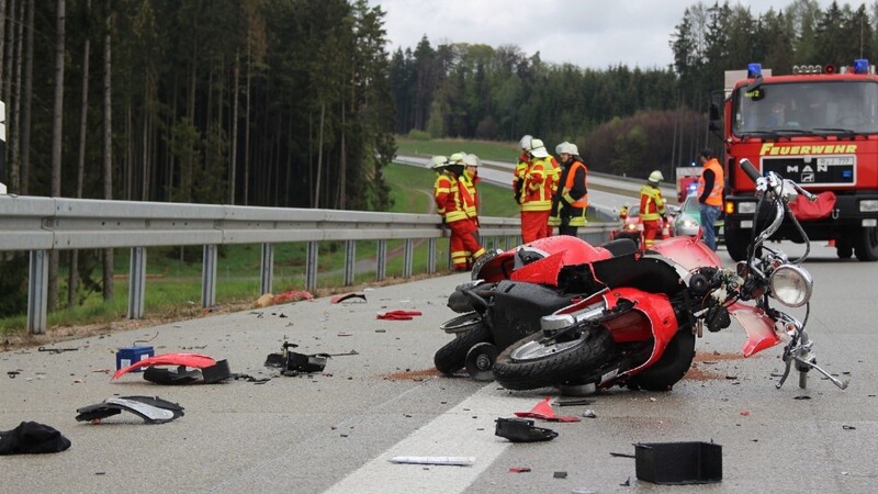 Bei einem Unfall auf der B15neu im Landkreis Regensburg ist am Sonntag eine Rollerfahrerin tödlich verletzt worden.