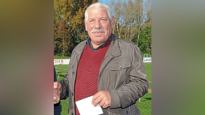 Wilhelm Eibl ist seit fünf Jahrzehnten Schiedsrichter und Mitglied des FC Zeholfing.
