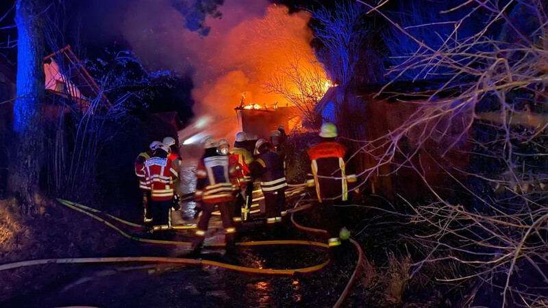 Zahlreiche Feuerwehren wurden am 31. Dezember um 2.07 Uhr zu einem Brand eines Holznebengebäudes nach Forstaibach (Gemeinde Buch) gerufen.